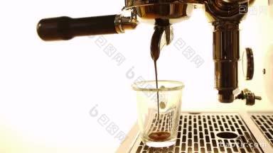 <strong>一杯</strong>咖啡就准备好了，<strong>一杯</strong>咖啡就放在咖啡机旁，用透明的杯子盛着咖啡